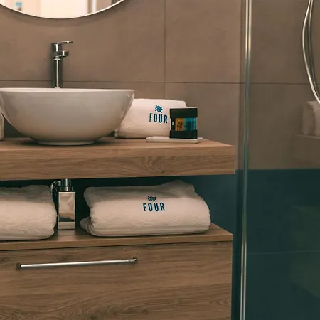 Four לינה וארוחת בוקר